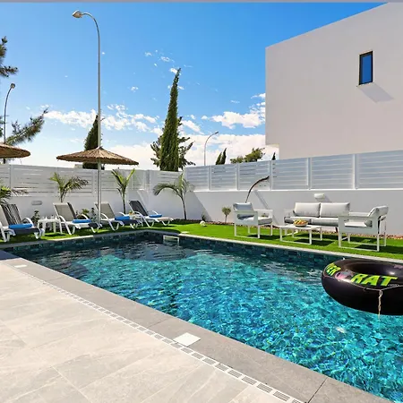 Clio - 3bed En-suite With Private Pool פאראלימני