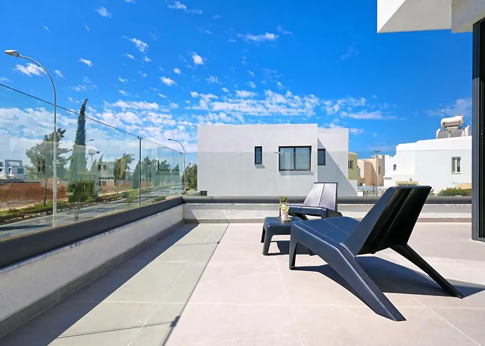 Villa Clio - 3bed En-suite With Private Pool Paralímni